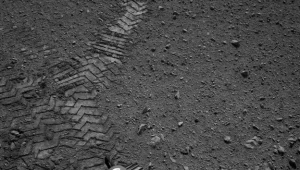 Ślady kół, jakie na powierzchni Marsa zostawił łazik