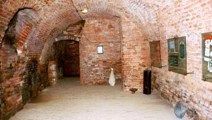 W udostępnionych do zwiedzania piwnicach zachowano skromny wystrój