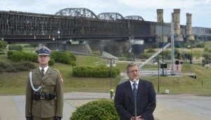 Prezydent Bronisław Komorowski (z prawej) na uroczystościach w Tczewie, 1 września 2012
