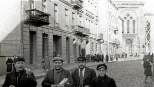 Żydzi z łódzkiego getta. W tle synagoga, która zostanie wkrótce spalona. Repr. z archiwum FORUM
