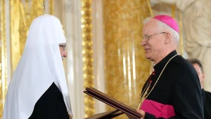 Arcybiskup Józef Michalik i patriarcha Moskwy i całej Rusi Cyryl I po podpisaniu przesłania