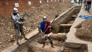 Mężczyźni przebrani za średniowiecznych rycerzy na miejscu wykopalisk w Leicester