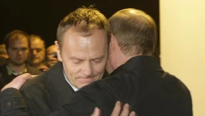 Premier Donald Tusk (z lewej) z Władimirem Putinem. Smoleńsk, 10 kwietnia 2010