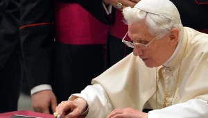 Papież wysyła swój pierwszy tweet. Watykan, 12 grudnia 2012