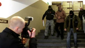 Jerzy D prowadzony przez funkcjonariuszy., fot. Waldemar Deska