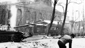 Górnik rzucający cegłą w szturmujący kopalnię czołg fot. Marek Janicki/arch SKPGK "Wujek"