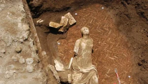 Jeden z posągów odkrytych w Ciampino