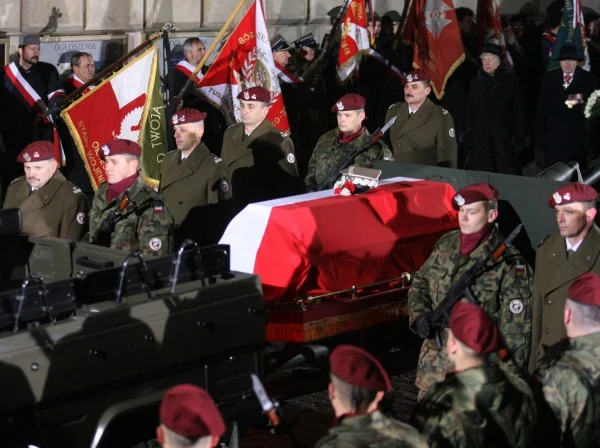 Kondukt z trumną ze szczątkami gen. Sikorskiego przed Katedrą Wawelską, fot. J. Bednarczyk