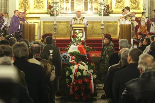 Metropolita krakowski kard. Stanisław Dziwisz podczas mszy św. za duszę gen. Władysława Sikorskiego w Katedrze na Wawelu, fot. J. Bednarczyk