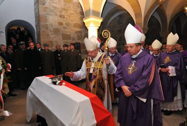 Metropolita krakowski kard. Stanisław Dziwisz i biskup polowy Wojska Polskiego, Tadeusz Płoski przy trumnie ze szczątkami gen. Sikorskiego w krypcie św. Leonarda na Wawelu