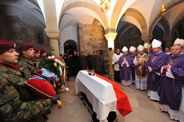  Trumna ze szczątkami generała Sikorskiego w krypcie św. Leonarda na Wawelu, fot. T. Warczak