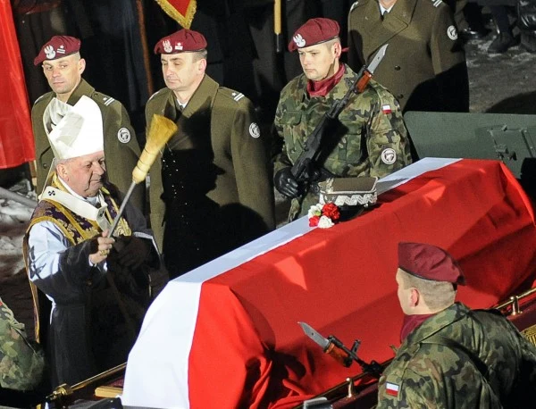 Metropolita krakowski kard. Stanisław Dziwisz święci trumnę ze szczątkami gen. Sikorskiego