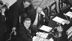 Obrady Okrągłego Stołu, na zdjęciu: Lech Wałęsa i Bronisław Geremek, fot. Krzysztof Pawela