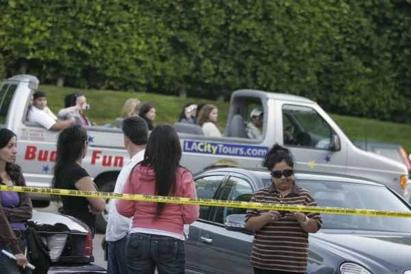 Autobus wycieczkowy przejeżdża obok domu Michaela Jacksona