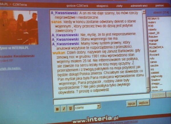 Czat z Aleksandrem Kwaśniwskim. Na ekranie pytania i odpowiedzi