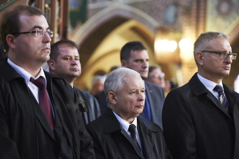 Prezes PiS Jarosław Kaczyński uczestniczy w mszy żałobnej w kościele Najświętszego Serca Jezusowego w Gdańsku-Wrzeszczu, fot. Adam Warżawa Prezes PiS Jarosław Kaczyński uczestniczy w mszy żałobnej w kościele Najświętszego Serca Jezusowego w Gdańsku-Wrzeszczu, fot. Adam Warżawa