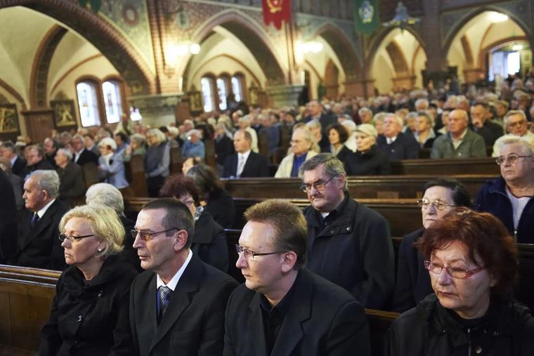 Syn Anny Walentynowicz - Janusz i wnuk Piotr uczestniczą w mszy żałobnej w kościele Najświętszego Serca Jezusowego w Gdańsku-Wrzeszczu, fot. Adam Warżawa Syn Anny Walentynowicz - Janusz i wnuk Piotr uczestniczą w mszy żałobnej w kościele Najświętszego Serca Jezusowego w Gdańsku-Wrzeszczu, fot. Adam Warżawa