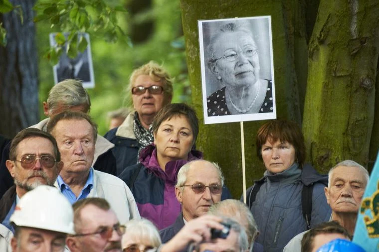 Uroczystości pogrzebowe Anny Walentynowicz na gdańskim cmentarzy Srebrzysko. Fot. Adam Warżawa Uroczystości pogrzebowe Anny Walentynowicz na gdańskim cmentarzy Srebrzysko. Fot. Adam Warżawa