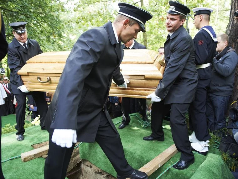 Uroczystości pogrzebowe Anny Walentynowicz na gdańskim cmentarzy Srebrzysko. Fot. Adam Warżawa Uroczystości pogrzebowe Anny Walentynowicz na gdańskim cmentarzy Srebrzysko. Fot. Adam Warżawa