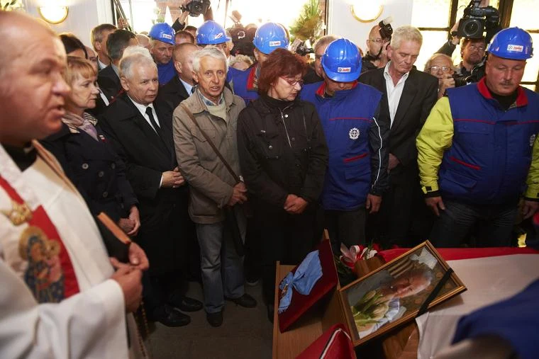 Prezes PiS Jarosław Kaczyński (3L) i Jolanta Szczypińska (2L), podczas uroczystości pogrzebowych Anny Walentynowicz. Fot. Adam Warżawa Prezes PiS Jarosław Kaczyński (3L) i Jolanta Szczypińska (2L), podczas uroczystości pogrzebowych Anny Walentynowicz. Fot. Adam Warżawa