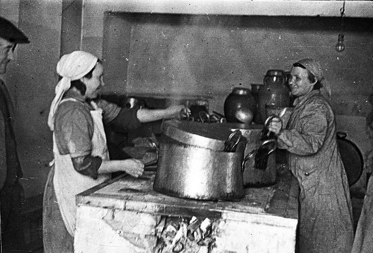 7.01.1943, Isfahan, Obóz dla polskich uchodźców, zakład nr 10, kuchnia; fot. Zygmunt Klemensiewicz/KARTA 7.01.1943, Isfahan, Obóz dla polskich uchodźców, zakład nr 10, kuchnia; fot. Zygmunt Klemensiewicz/KARTA