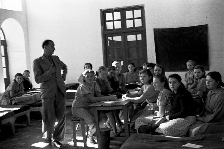 7.01.1943, Isfahan, Uczennice Żeńskiego Gimnazjum Krawieckiego; fot. Zygmunt Klemensiewicz/KARTA 7.01.1943, Isfahan, Uczennice Żeńskiego Gimnazjum Krawieckiego; fot. Zygmunt Klemensiewicz/KARTA