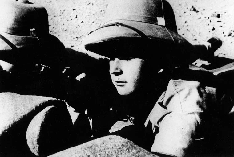 Teheran, październik 1942, ćwiczenia w strzelaniu - ochotniczki strzelają z pozycji leżącej z podpórką z koców; fot. KARTA Teheran, październik 1942, ćwiczenia w strzelaniu - ochotniczki strzelają z pozycji leżącej z podpórką z koców; fot. KARTA