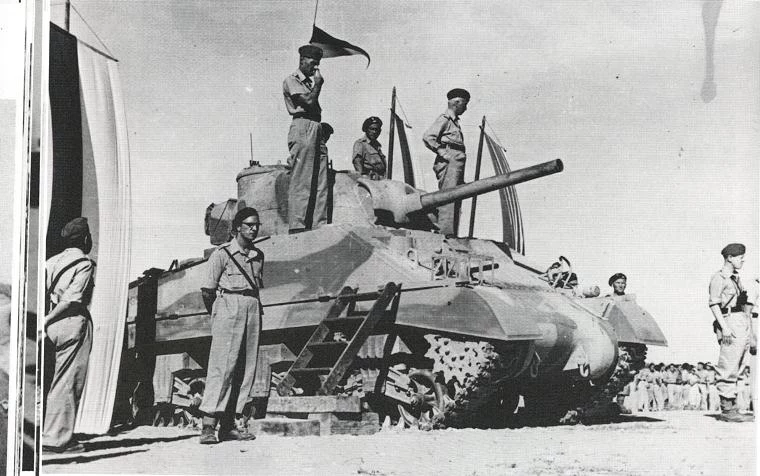 1943 r. Generał Anders na defiladzie 2 Brygady Pancernej w Iranie; reprodukcja FoKa 1943 r. Generał Anders na defiladzie 2 Brygady Pancernej w Iranie; reprodukcja FoKa