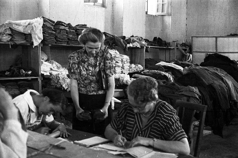Listopad 1943, Teheran, Obóz Cywilny nr 2 dla ludności polskiej ewakuowanej z ZSRR wraz z żołnierzami II Korpusu Polskiego, magazyn z odzieżą; fot. Zygmunt Klemensiewicz Listopad 1943, Teheran, Obóz Cywilny nr 2 dla ludności polskiej ewakuowanej z ZSRR wraz z żołnierzami II Korpusu Polskiego, magazyn z odzieżą; fot. Zygmunt Klemensiewicz