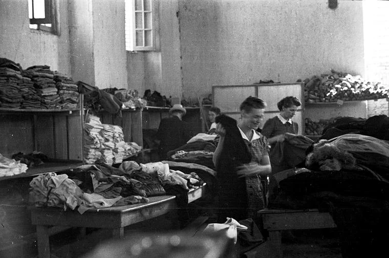 Listopad 1943, Teheran, Obóz Cywilny nr 2 dla ludności polskiej ewakuowanej z ZSRR wraz z żołnierzami II Korpusu Polskiego, magazyn z odzieżą; fot. Zygmunt Klemensiewicz Listopad 1943, Teheran, Obóz Cywilny nr 2 dla ludności polskiej ewakuowanej z ZSRR wraz z żołnierzami II Korpusu Polskiego, magazyn z odzieżą; fot. Zygmunt Klemensiewicz