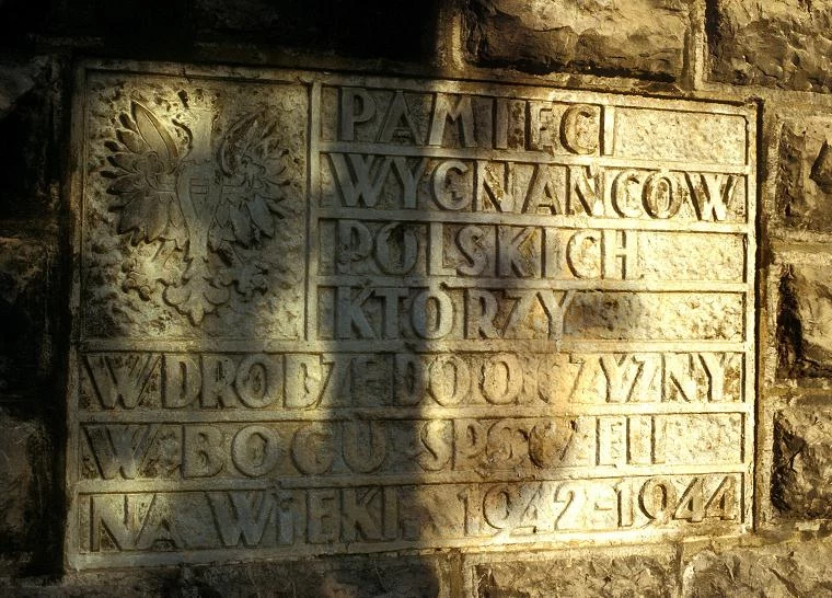 Na Polskim Cmentarzu Wojennym Dulab w Teheranie znajduje się 1937 polskich mogił, n/z płyta pamiątkowa przy wejściu do kwatery polskiej; fot: Leszek Kasprzak Na Polskim Cmentarzu Wojennym Dulab w Teheranie znajduje się 1937 polskich mogił, n/z płyta pamiątkowa przy wejściu do kwatery polskiej; fot: Leszek Kasprzak