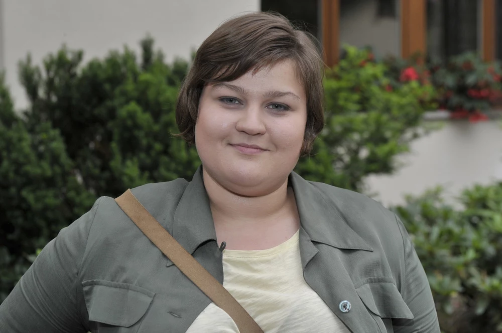 Dominika Gwit zadebiutowała w Galeriankach. Od tamtego czasu dziewczyna sporo jednak przytyła. Póki co, jej figura wydaję się być jej atutem a sama aktorka ma do siebie duży dystans Dominika Gwit zadebiutowała w Galeriankach. Od tamtego czasu dziewczyna sporo jednak przytyła. Póki co, jej figura wydaję się być jej atutem a sama aktorka ma do siebie duży dystans