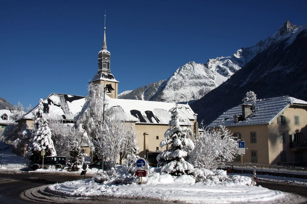 Tradycyjny wiejski kościółek St. Michel w centrum Chamonix. Warte obejrzenia są piękne witraże i drewniane zdobienia