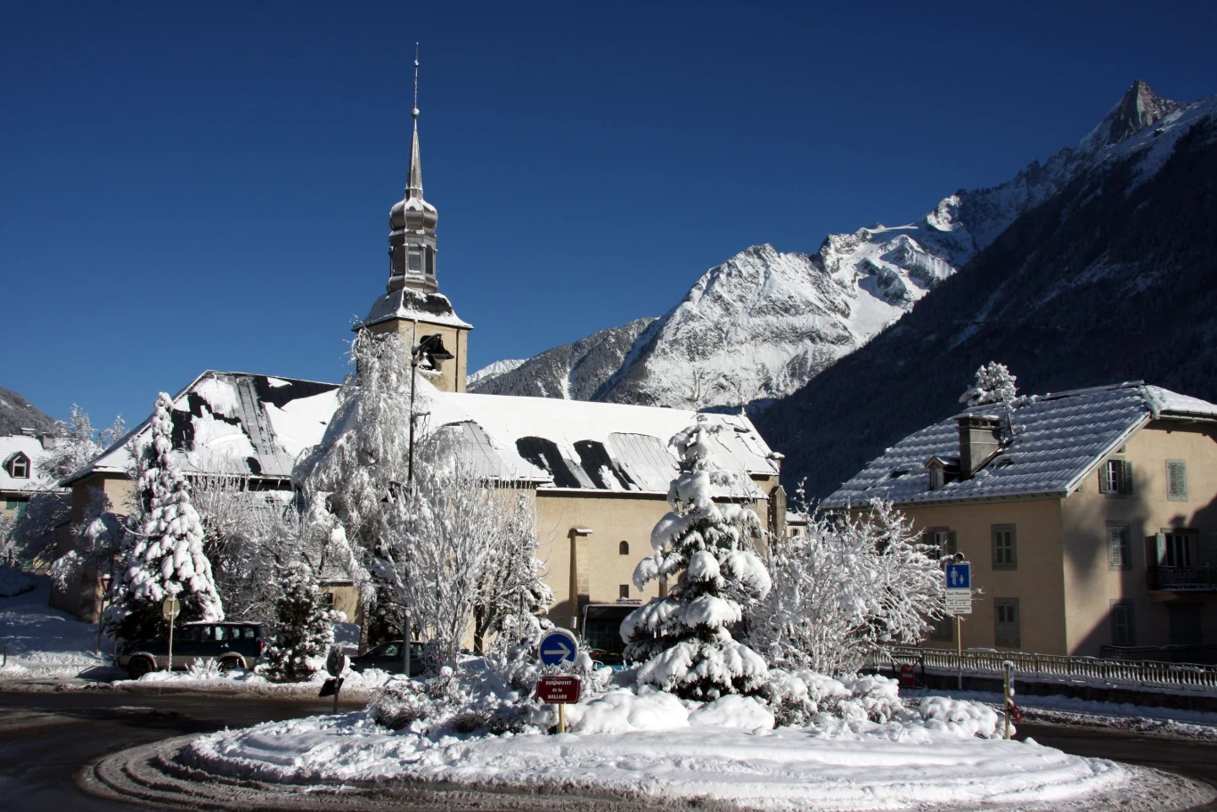 Tradycyjny wiejski kościółek St. Michel w centrum Chamonix. Warte obejrzenia są piękne witraże i drewniane zdobienia Tradycyjny wiejski kościółek St. Michel w centrum Chamonix. Warte obejrzenia są piękne witraże i drewniane zdobienia