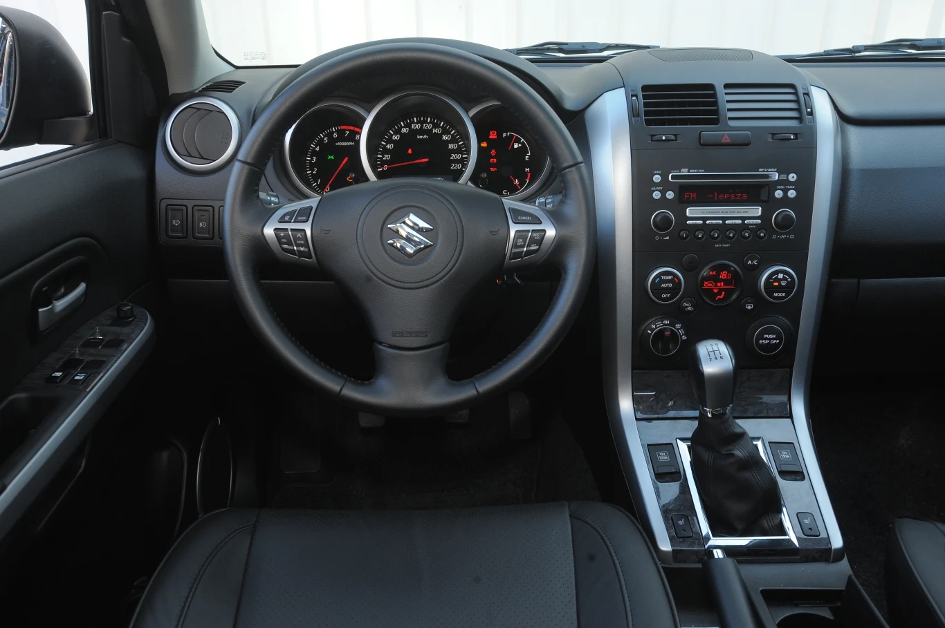 Mocny punkt Grand Vitary: przejrzysta, prosta tablica przyrządów wykonana z materiałów dostatecznie odpornych na zużycie. Mocny punkt Grand Vitary: przejrzysta, prosta tablica przyrządów wykonana z materiałów dostatecznie odpornych na zużycie.