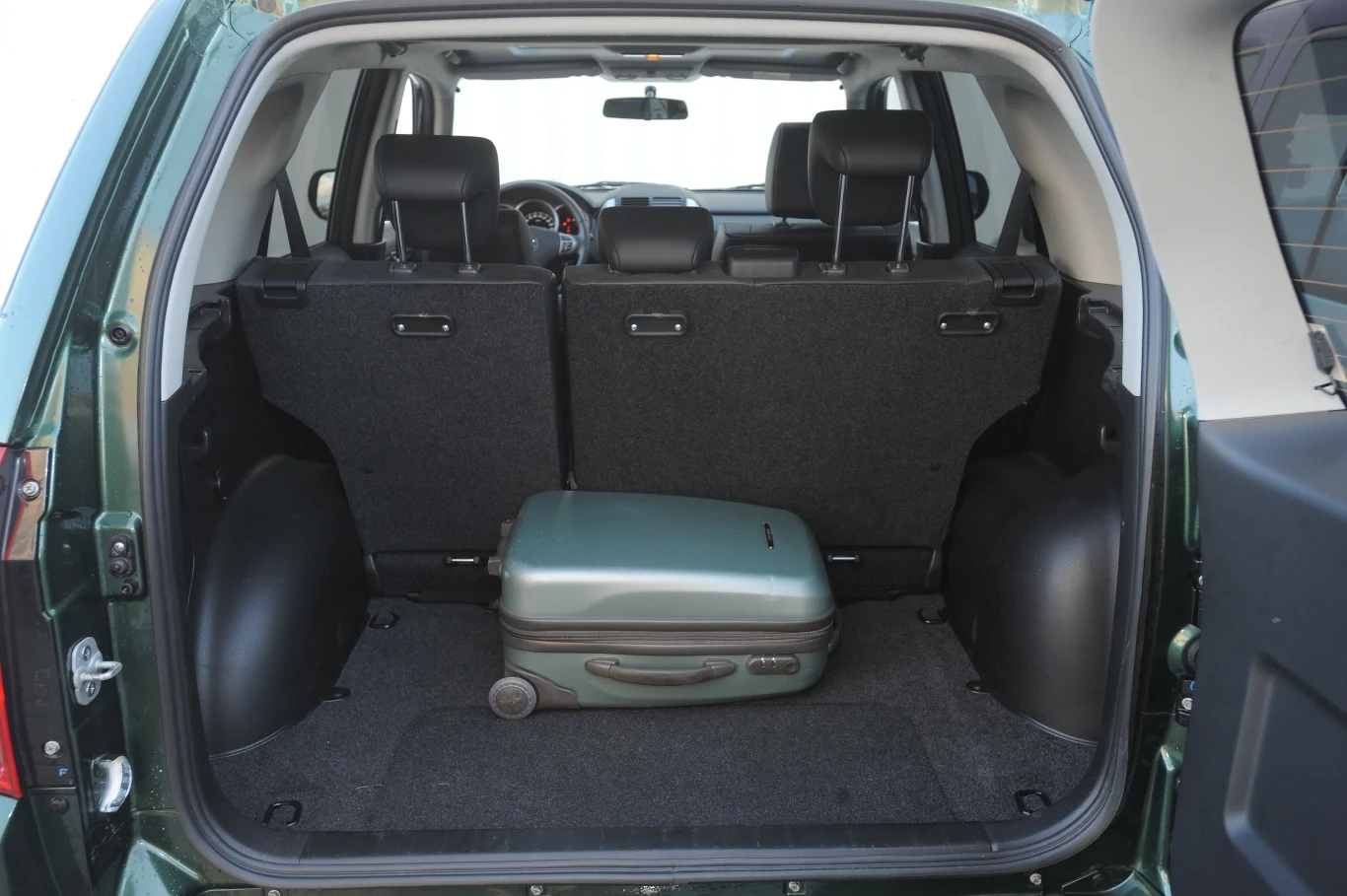 Otwierane na bok drzwi okazują się bardzo wygodne w użytkowaniu. Trudno także przecenić wyjątkową łatwość dostępu do koła zapasowego. Bagażnik mieści 400 litrów. Otwierane na bok drzwi okazują się bardzo wygodne w użytkowaniu. Trudno także przecenić wyjątkową łatwość dostępu do koła zapasowego. Bagażnik mieści 400 litrów.