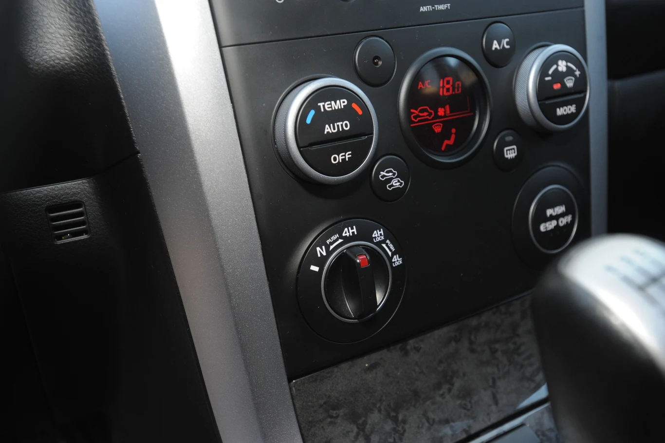 Tryby napędu przełącza się na konsoli środkowej. Tryby napędu przełącza się na konsoli środkowej.