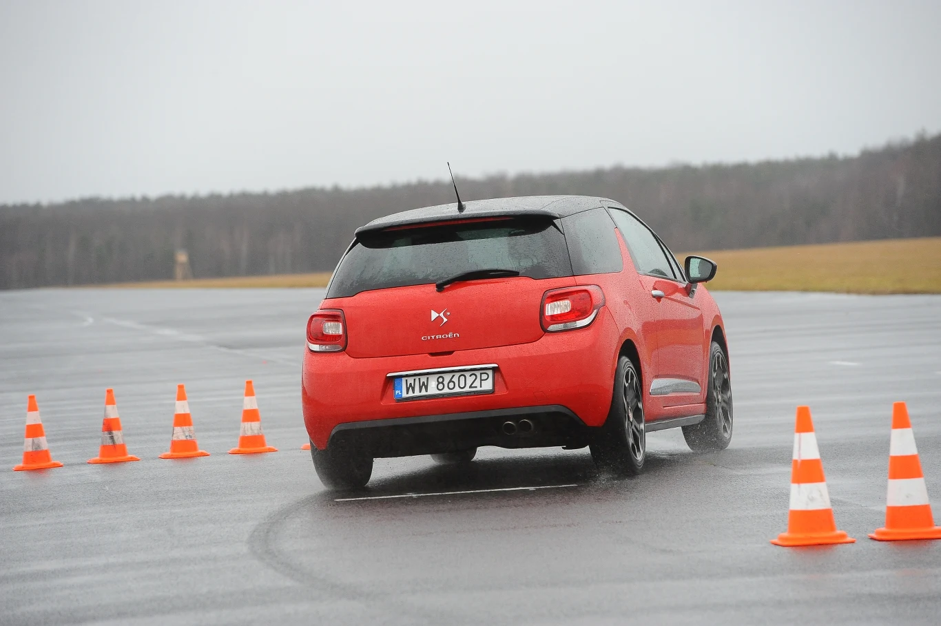 Przód przypomina ten z C3, ale wyróżniają go pionowe światła dzienne LED.