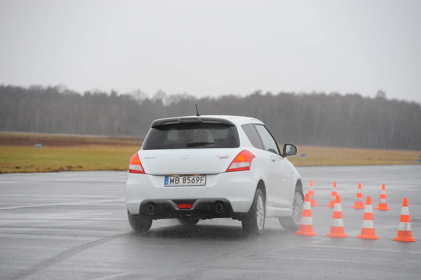Swifta Sport poznamy po większym grillu i wlotach obok niego.
