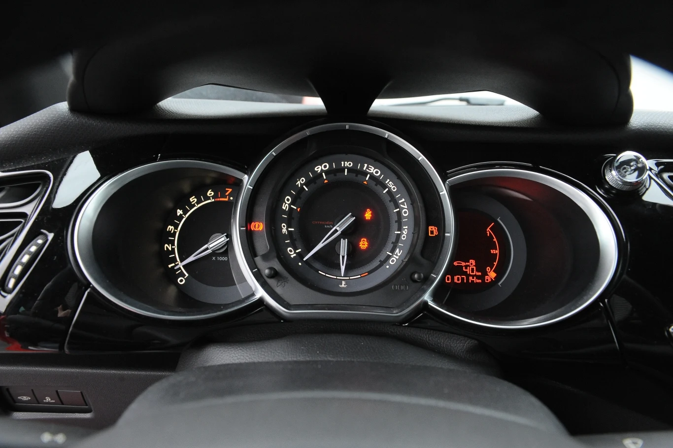 Wskazówka obrotomierza dosięga maks. 6000 obr. Obok – nietypowa, wklęsła tarcza prędkościomierza.