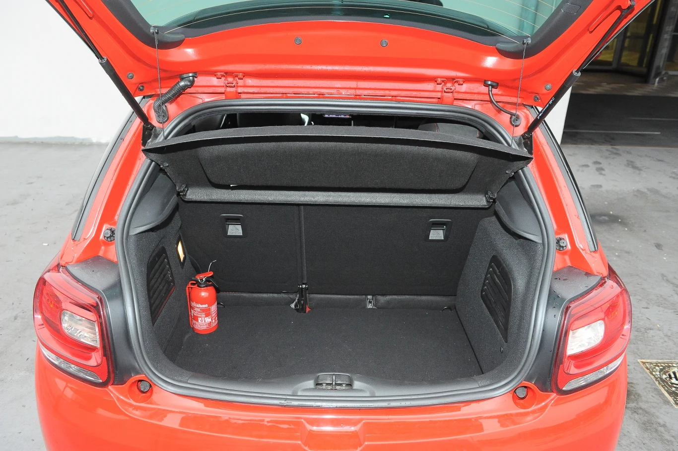 Podstawowa pojemność bagażnika DS3 to niezłe 285 litrów. Po złożeniu siedzeń rośnie ona do 980 l.