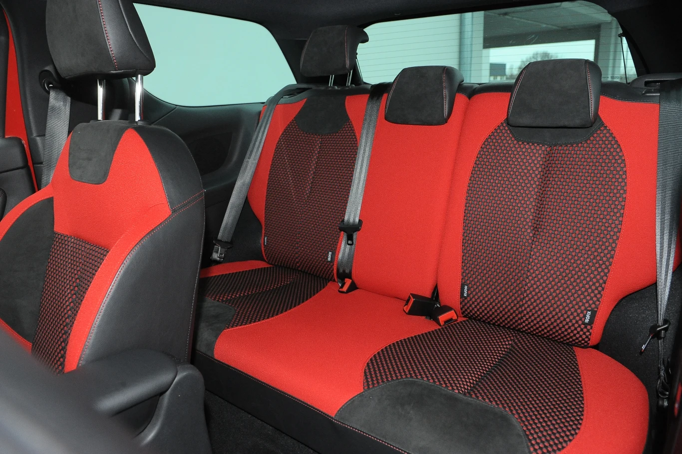 Na kanapie DS3 w miarę wygodnie usiądą nawet trzy osoby. Kabina jest tu znacznie szersza niż w Swifcie.