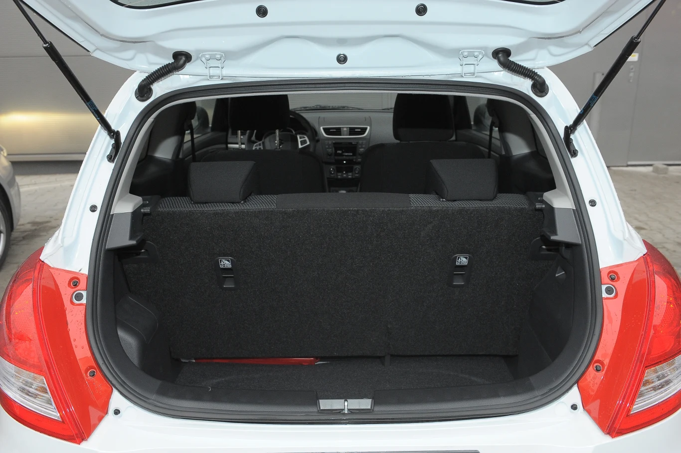 Bagażnik Swifta jest mniejszy (211-892 l). Do tego płytki i wysoki, więc niezbyt praktyczny.