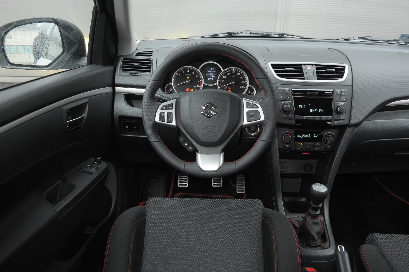 Kokpit Swifta nie wygląda tak dobrze, jak nadwozie. Jego wykończenie i ergonomia zasługują jednak na pochwałę, a kierownicy należy się jeszcze wyższa ocena niż tej w DS3. Na dole zdjęcia widać dość ciasny fotel.