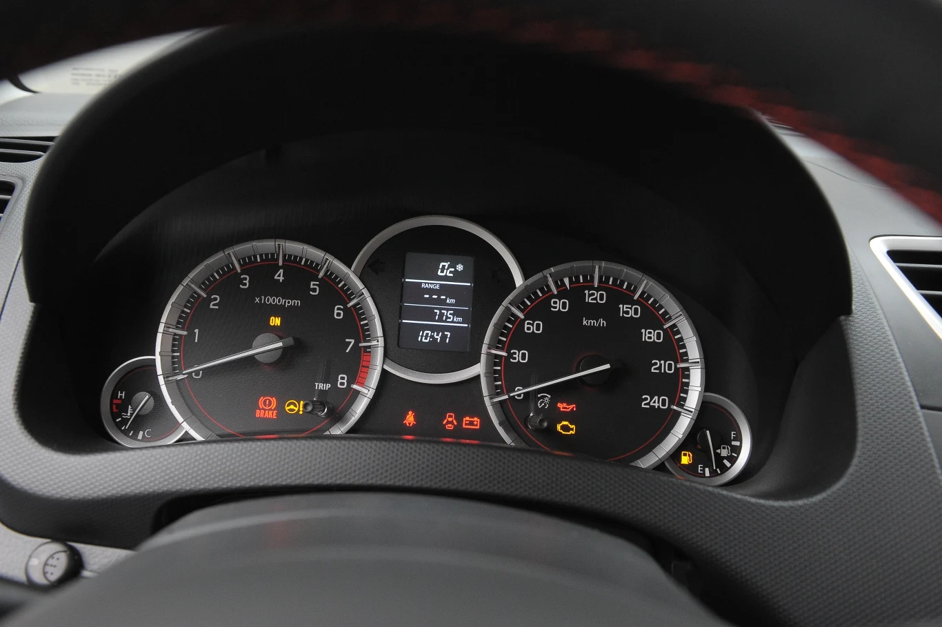 Silnik Swifta Sport „kręci się” aż do 7200 obr./min, a jego wskaźniki są większe i czytelniejsze.