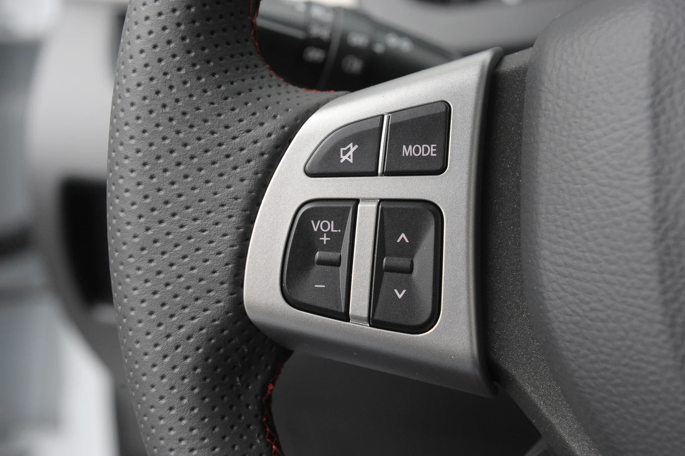 Sterowanie z kierownicy – seryjne. System audio jest niezły, to dobrze, bo innego wybrać sobie nie można.