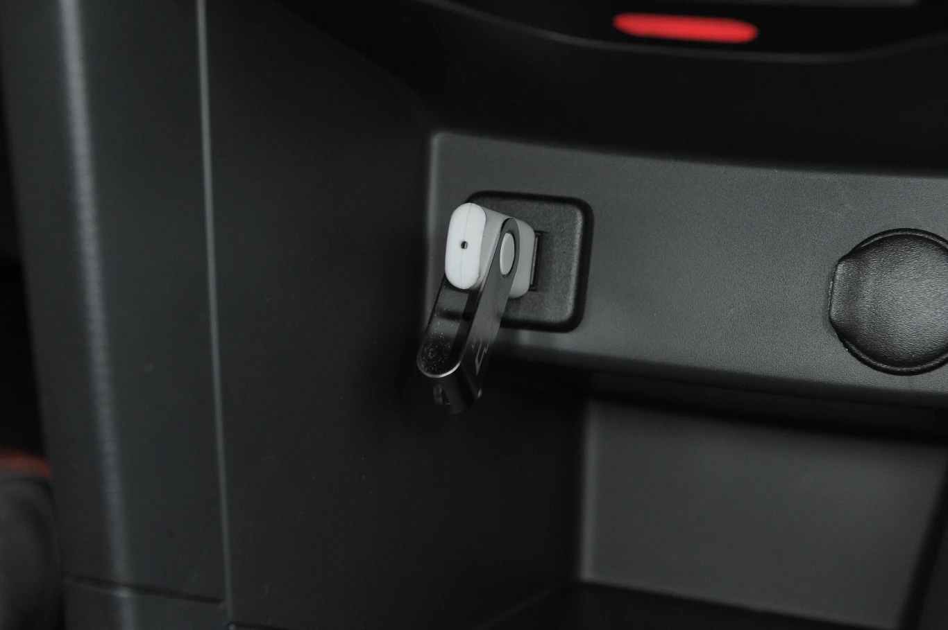 Aby odtworzyć muzykę z zewnętrznego źródła, można skorzystać z USB lub łączności Bluetooth.