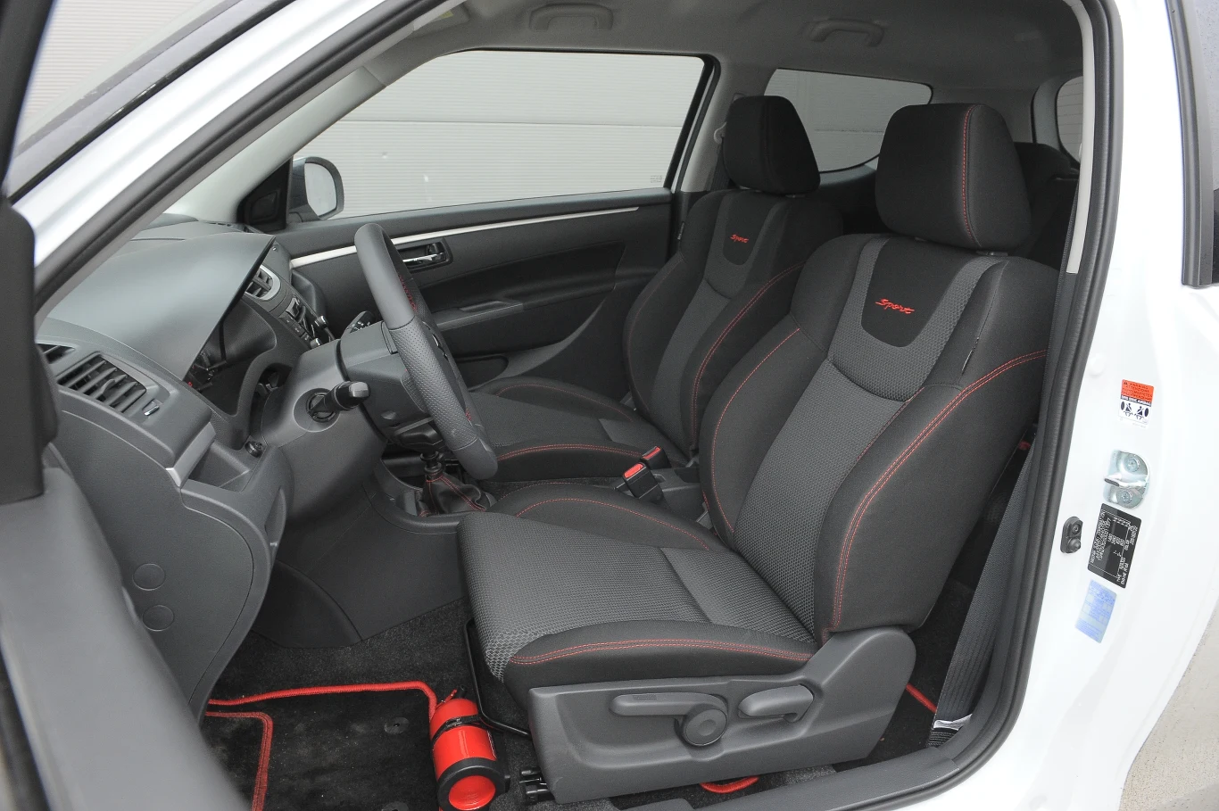 Twarde i głębokie fotele Swifta w wersji Sport ucieszą fanów dynamicznej jazdy. O ile nie są zbyt postawni.