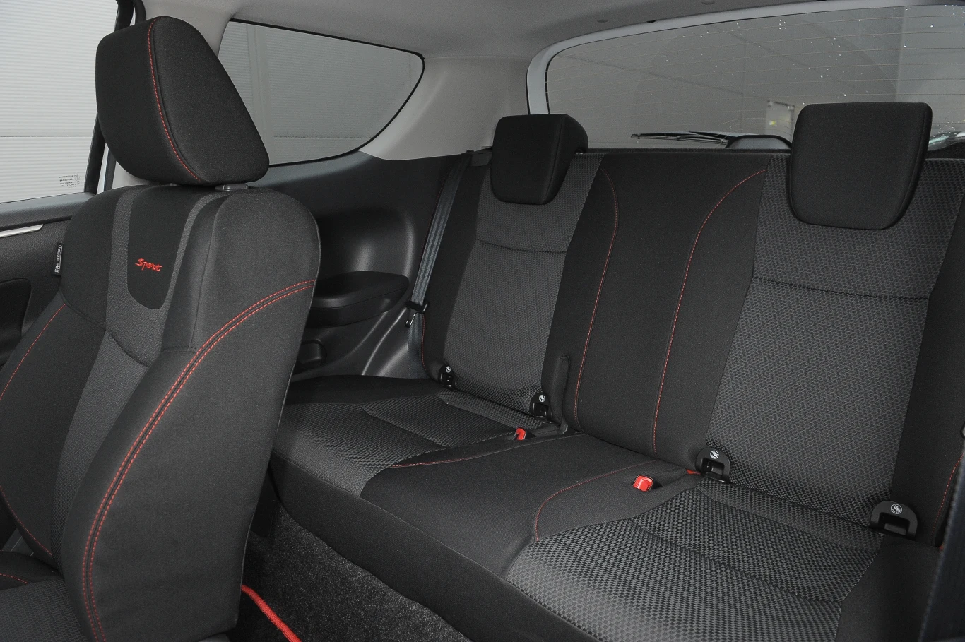 Z tyłu w Suzuki usiądą tylko dwie osoby, ale przynajmniej mają one nieco więcej miejsca na nogi niż w DS3.