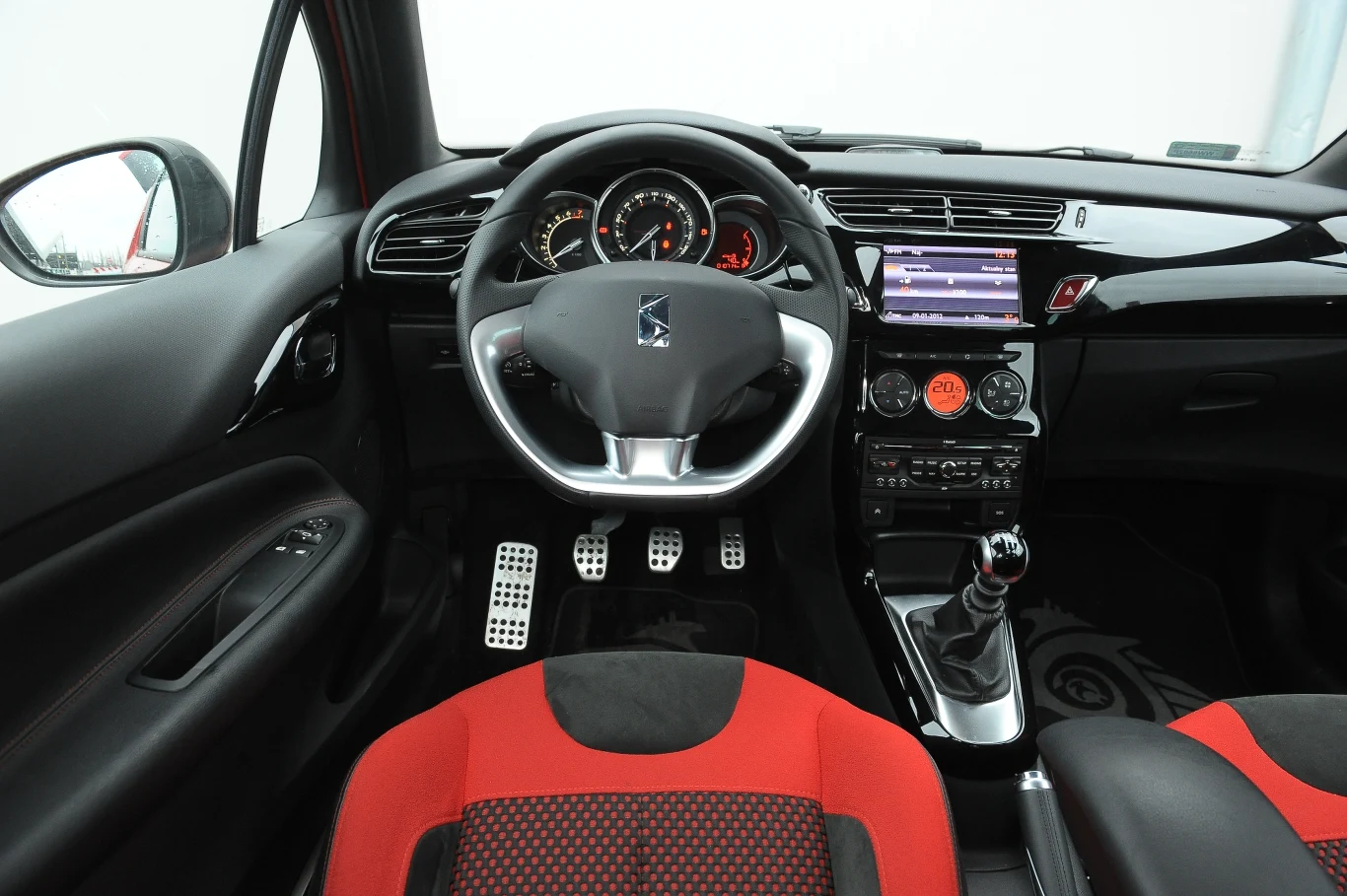 Wnętrze DS3 jest tak samo atrakcyjne, jak nadwozie. Lakierowany panel wzdłuż deski rozdzielczej (czarny, biały lub w kolorze dachu) wygląda świetnie, ale widać na nim każdy pyłek. Plus za dobrze wyprofilowaną kierownicę.